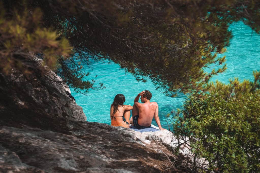 Taking in the beach view from a cliffside in Bali (Source: Freepik)