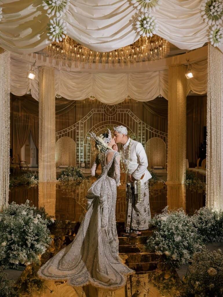 The White, Bronze, and Gold Color Palette of Al and Alyssa’s Wedding