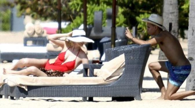 Ashlee Simpson and Evan Ross enjoying their Bali honeymoon poolside